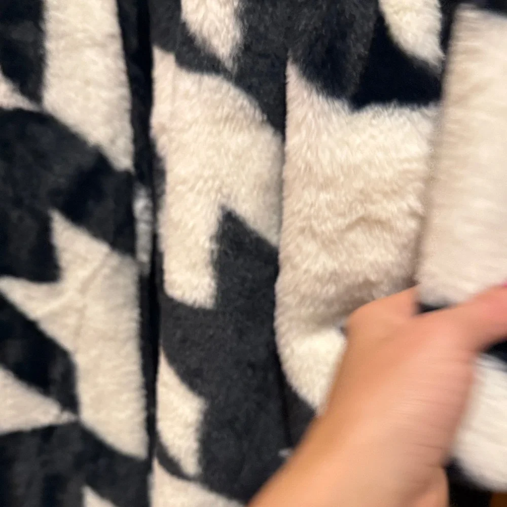 Chic Black and White Teddy Jacket - Picture 4 of 6